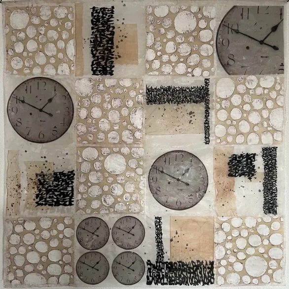 Memory Fossils, Enkaustik auf Papier, Kollage aus Uhrenscheiben auf Steinboden-Textur