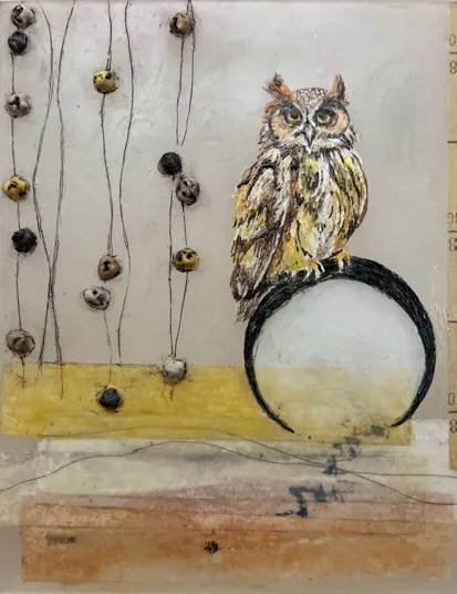 Night Accountant, Enkaustik auf Plexiglas, Eule mit grossem Mond auf warmem Ocker-Grund