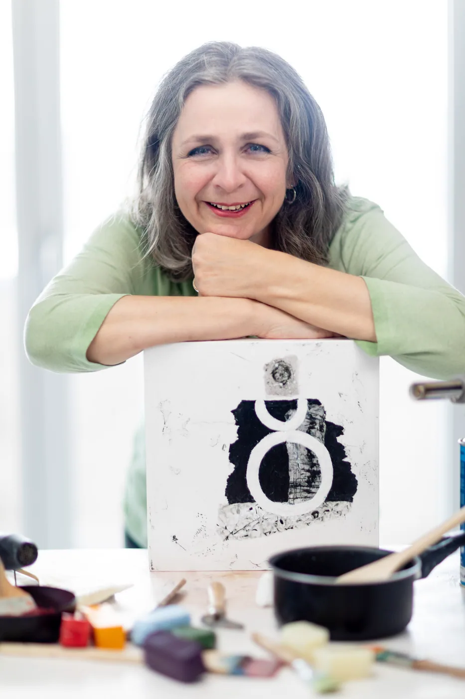 Barbara Niederberger in ihrem Atelier mit Pigmenten und Werkzeugen